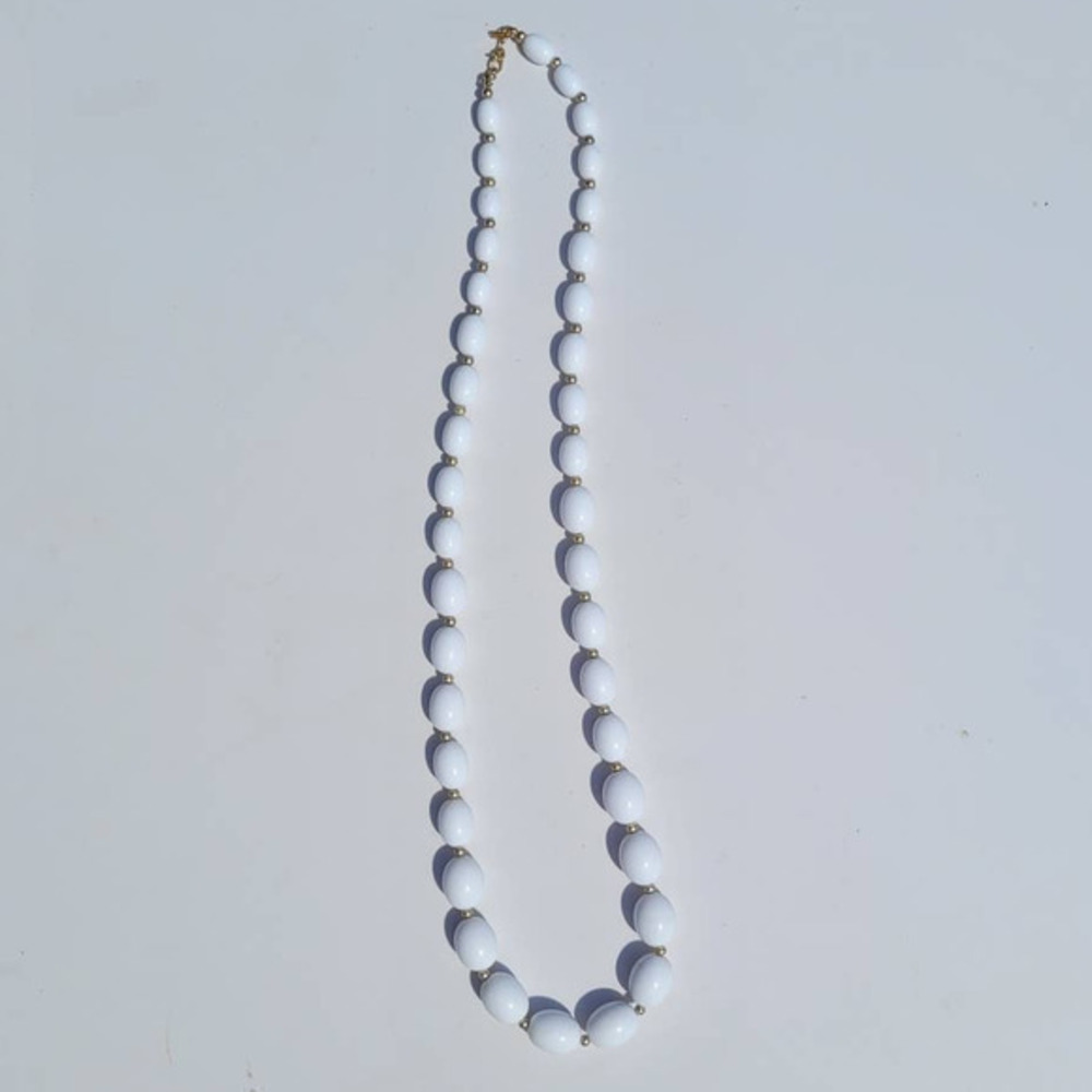 Vintage Monet 80s White Plastic Oval Graduated Beaded Necklace Spring Ring Clasp